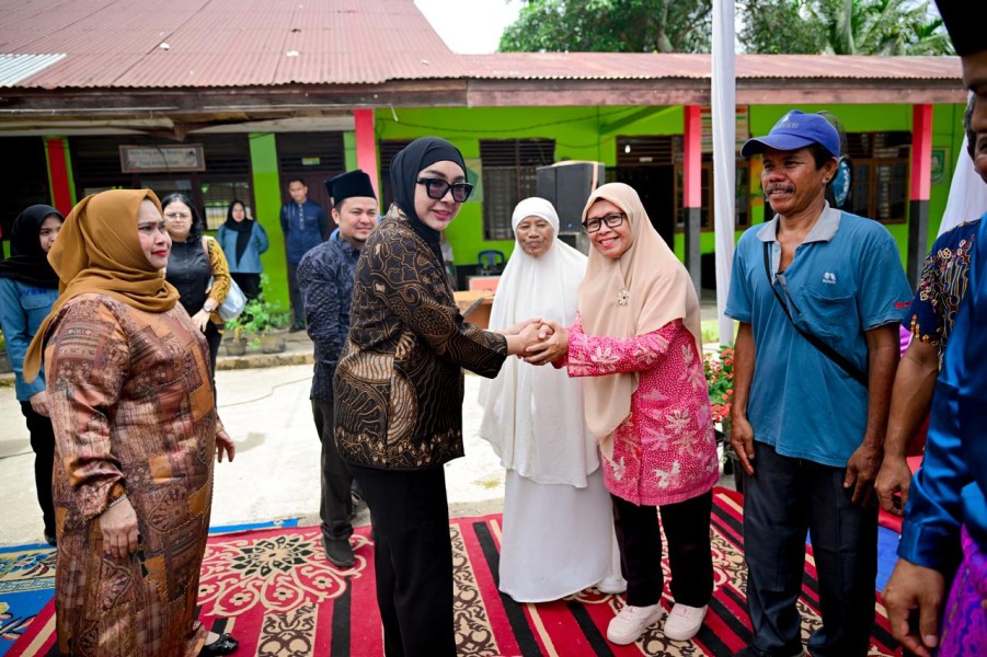 Bupati Bengkalis Dampingi Anggota DPR RI Dewi Juliani Serahkan Bantuan Sembako dan Pompa Air di Pinggir