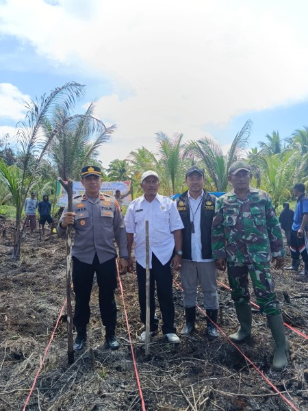 Kapolsek Pelangiran Hadiri Penanaman Jagung di Desa Teluk Bunian