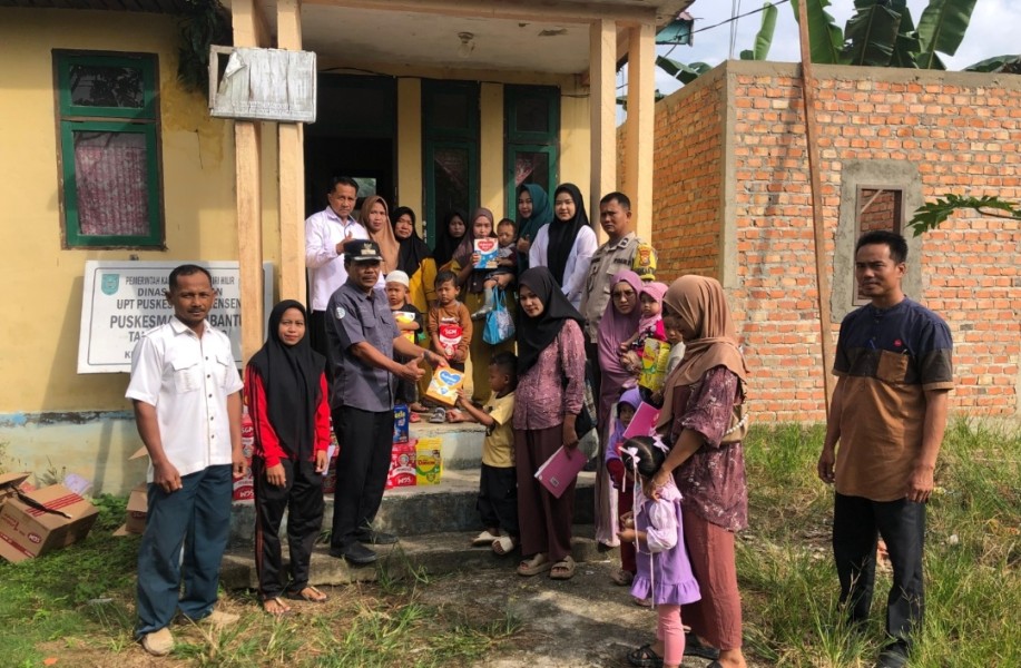 Pemdes Talang Jangkang Bagikan Susu untuk Balita