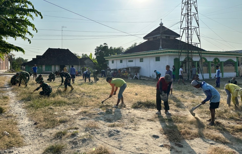 Jejak Bakti Satgas TMMD 129 Bojonegoro: Jadikan Halaman Masjid Dusun Krebet Bersih dan Nyaman untuk Ibadah