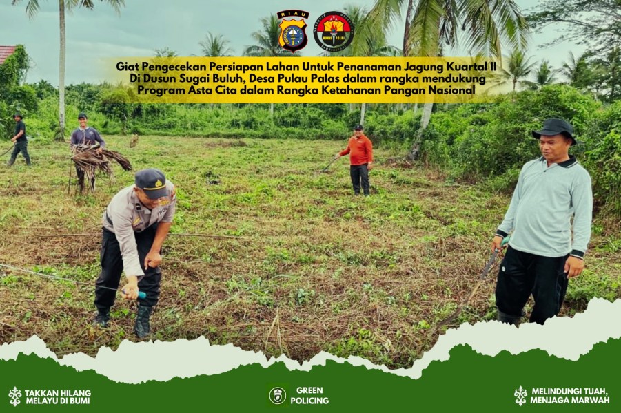 Bhabinkamtibmas Pulau Palas dan Masyarakat Saling Ayunkan Parang Buka Lahan untuk Tanam Jagung