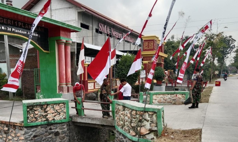 Sambut HUT RI, Koramil Plandaan dan Pelajar Pasang Bendera