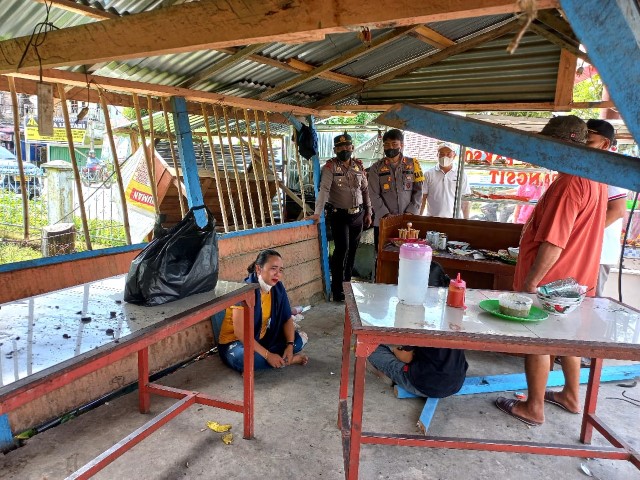 Kapolres Kuansing Tinjau  Lokasi dan Serahkan Bantuan Ke Korban Kebakaran