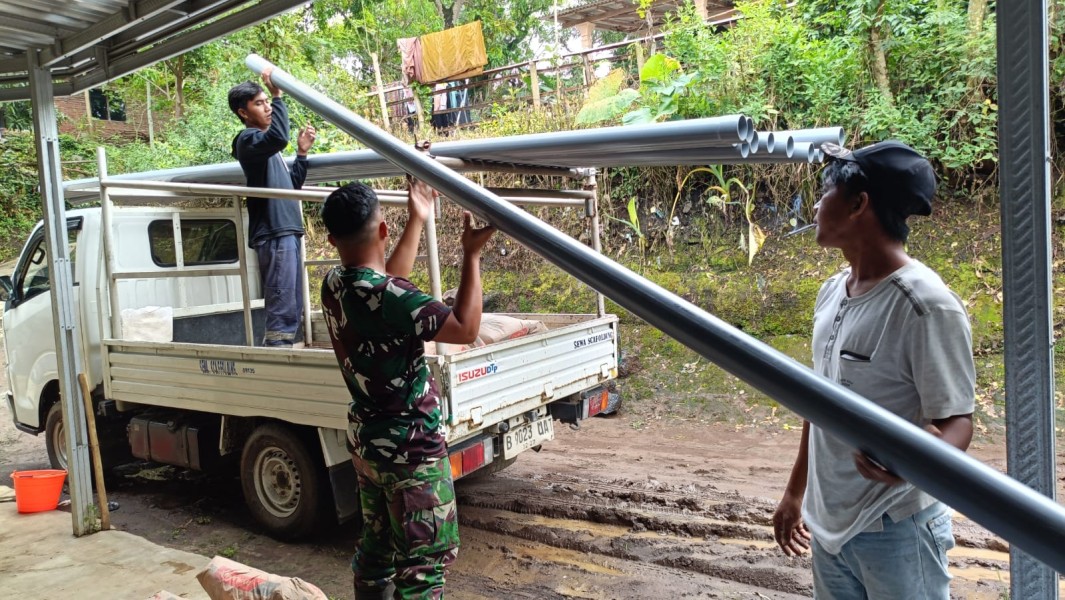 Satgas TMMD Ke-128 dan Warga Bahu Membahu Angkut Material