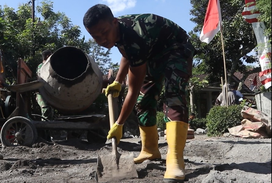 Pembangunan Irigasi TMMD ke-129 Terus Berlanjut, Satgas Maksimalkan Kualitas Adonan Beton