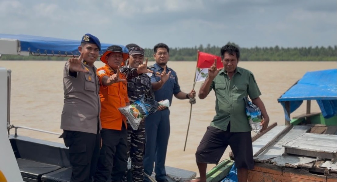 Satpolairud Polres Inhil Hadir di Seberang Tembilahan, Nelayan Terima Bantuan dan Bibit Mangrove dalam Ekspedisi Merah Putih Presisi