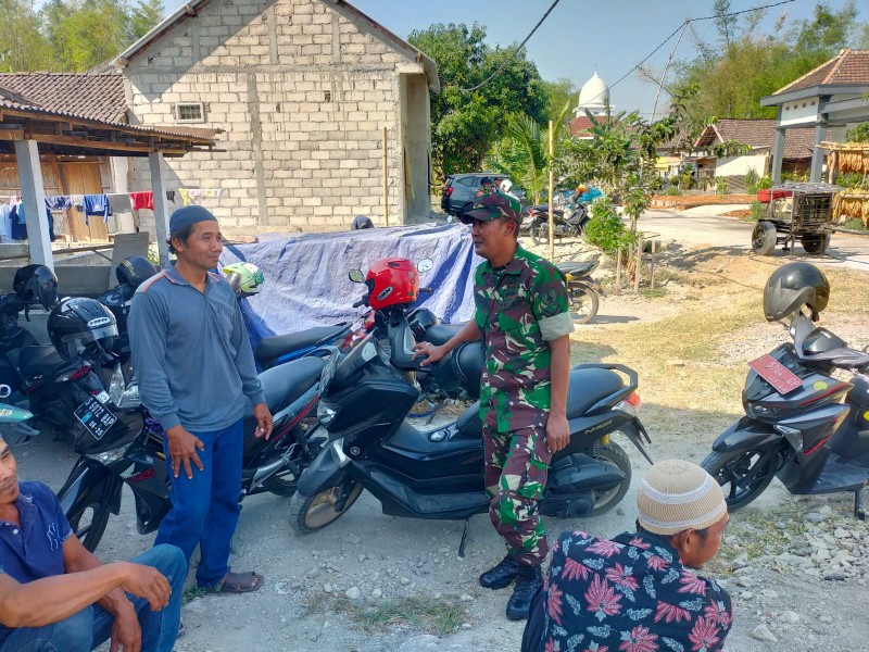 Sertu Shofi Komsos dengan Warga Desa Banjardowo