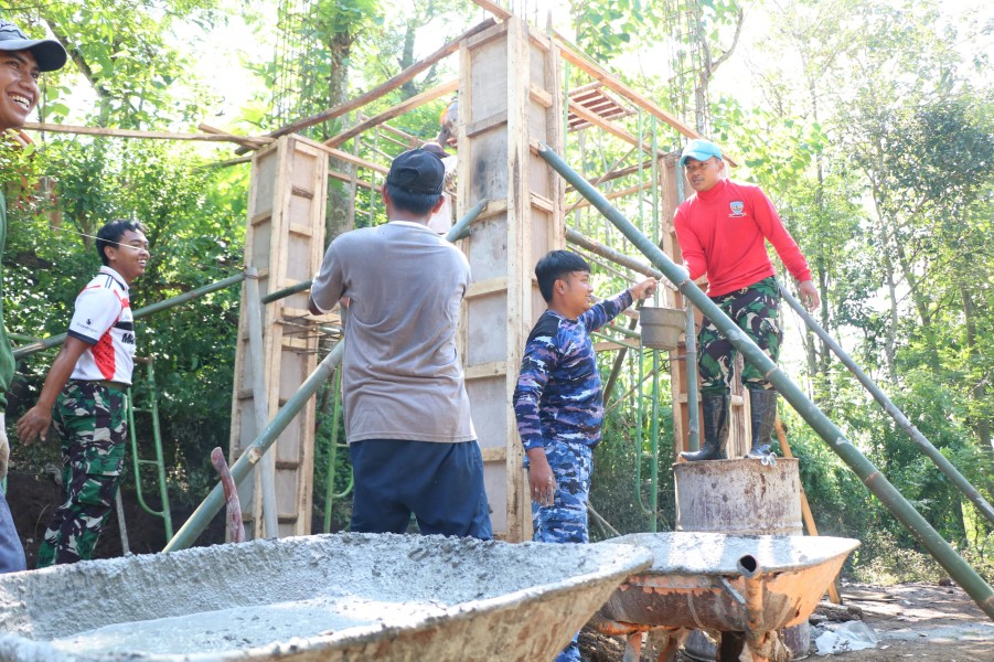 Pemasangan Tandon Air dan Pipanisasi Jadi Sasaran Utama TMMD ke-128 Kodim 0820/Probolinggo