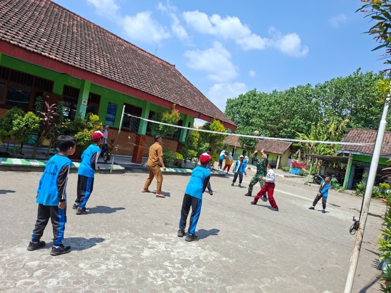 Sertu Sutrisno Sambangi Sekolah, Jalin Kedekatan dengan Siswa Melalui Olahraga Bola Voli