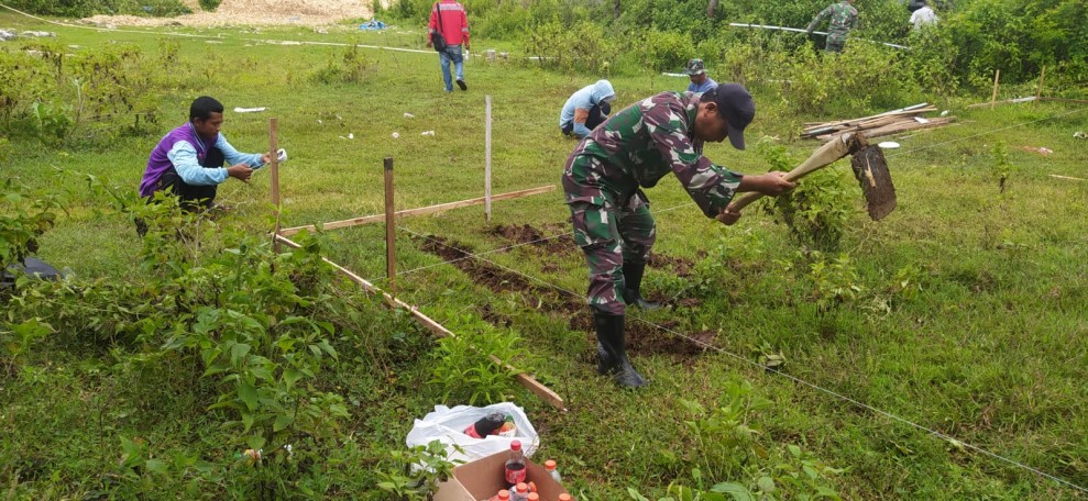 Babinsa Koramil Jombang Bantu Pembuatan Pondasi Rumah Warga