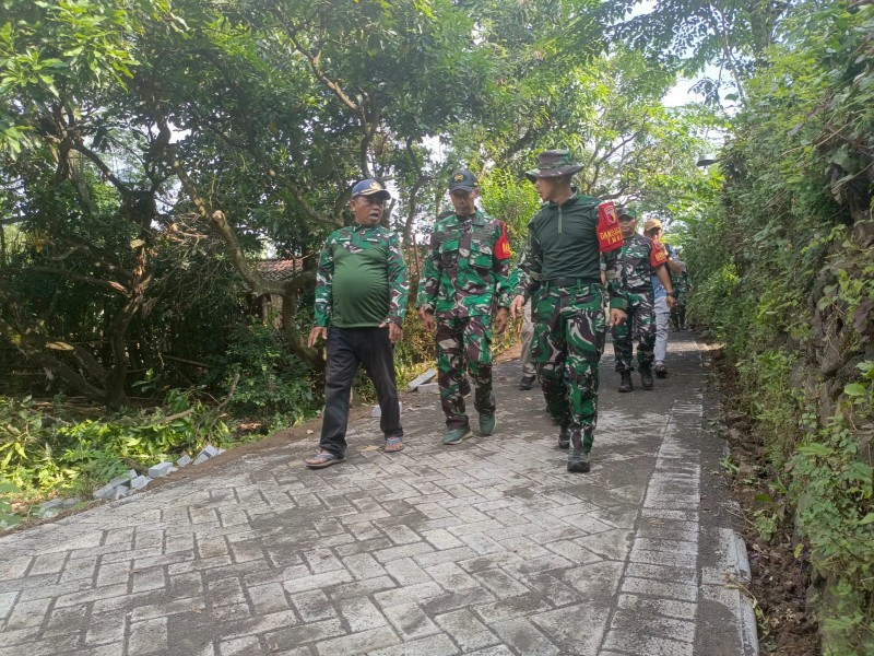 Dansatgas TMMD Ke-128 Tinjau Langsung Pemasangan Paving, Pastikan Kwalitas Pengerjaan