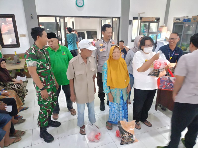 Serma Christian Pantau Penyaluran Bantuan Beras di Desa Sambong Dukuh
