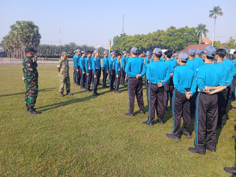 Koramil Jombang Latih PBB di SMAN 1