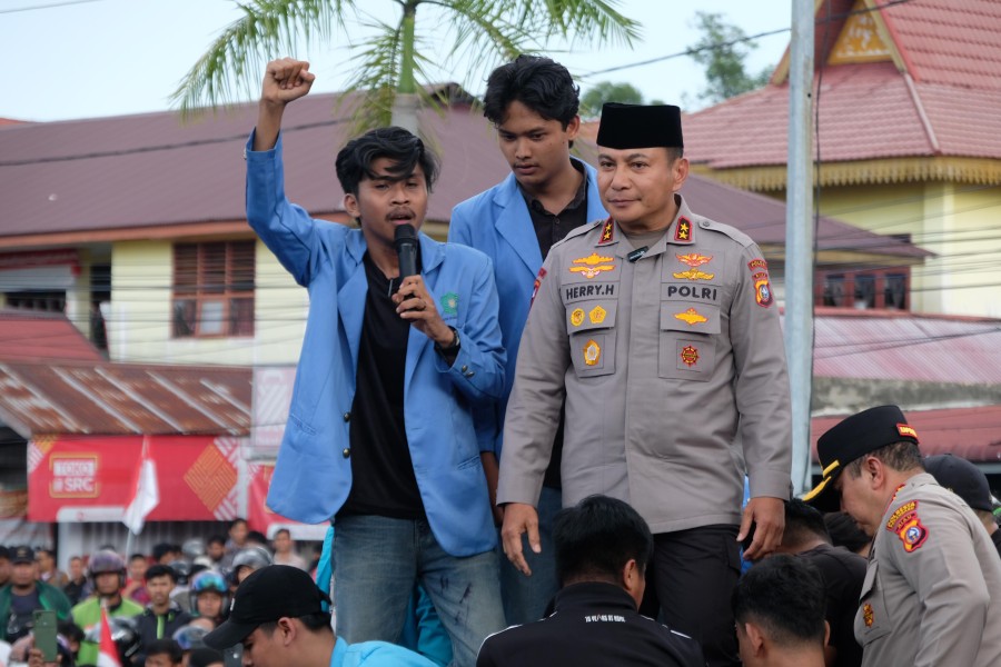 Demo Depan Mapolda Riau Berlangsung Damai, Kapolda Langsung Temui Ojol dan Mahasiswa