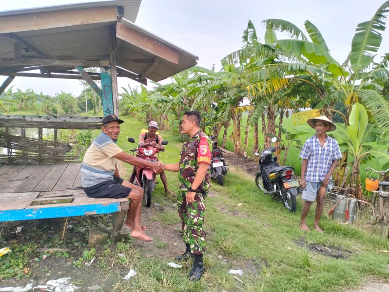 Sertu Susanto Sambang Warga