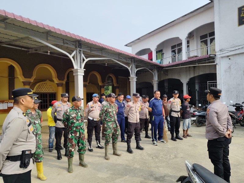 Polsek Tempuling Bersama TNI dan Pemerintah Kecamatan Gelar Gotong Royong di Sungai Salak