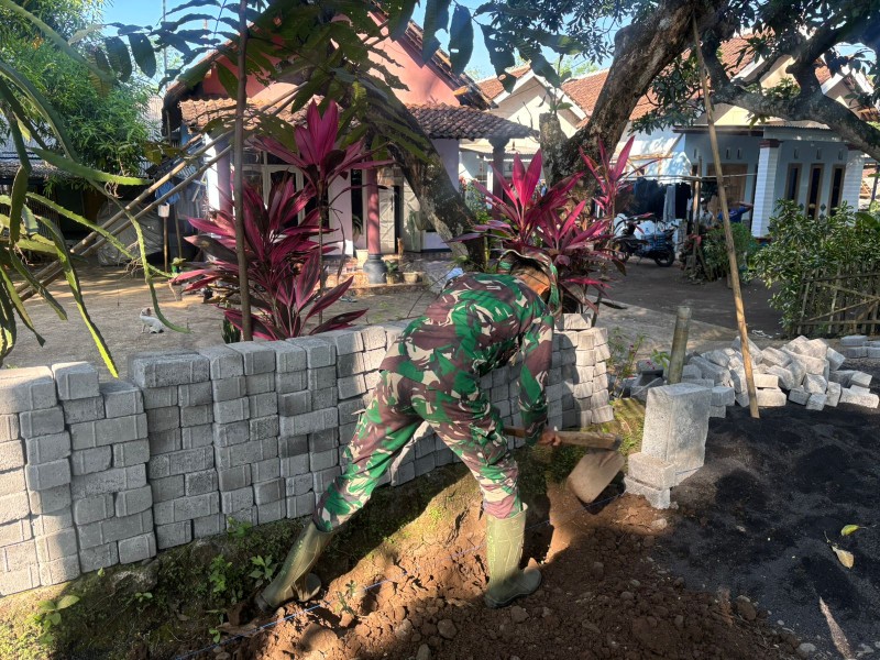 Menunju 500 meter, Satgas TMMD Ke-128 Tetap Semangat melakukan Pemasangan Bekisting
