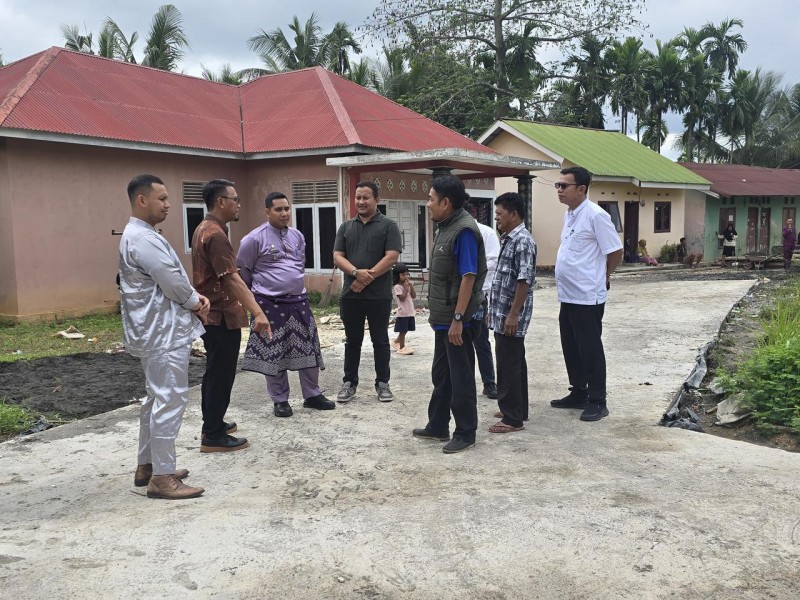 PT PLN Nusantara Power UP Tenayan Laksanakan Semenisasi Jalan Lingkungan Menggunakan Bersama Masyarakat
