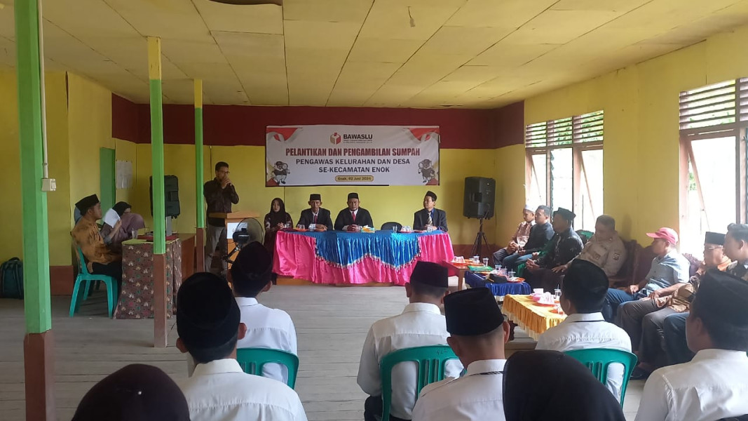 Abus Siraj, S.Pt, C.Med Lantik 14 PKD Se Kecamatan Enok