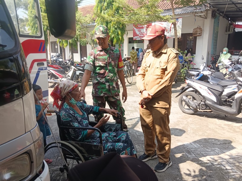 Sertu Halim Dampingi Pelayanan Kesehatan Gratis