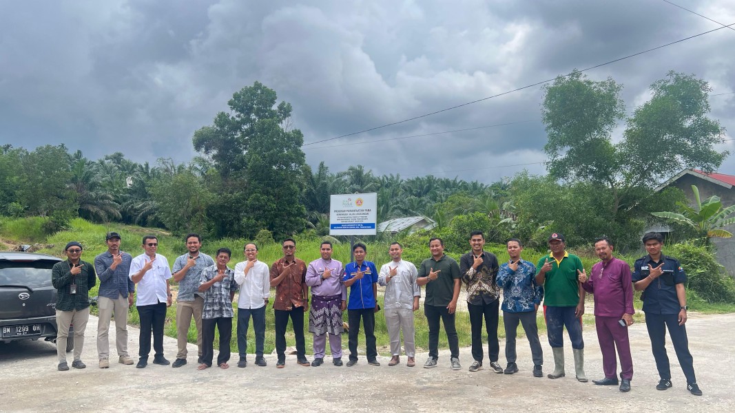 PT PLN NP UP Tenayan Melakukan Semenisasi Jalan Lingkungan Menggunakan FABA