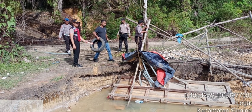 Tindak PETI di Desa Logas,  Polsek Singingi : Amankan Peralatan PETI yang Ditinggal Pelaku