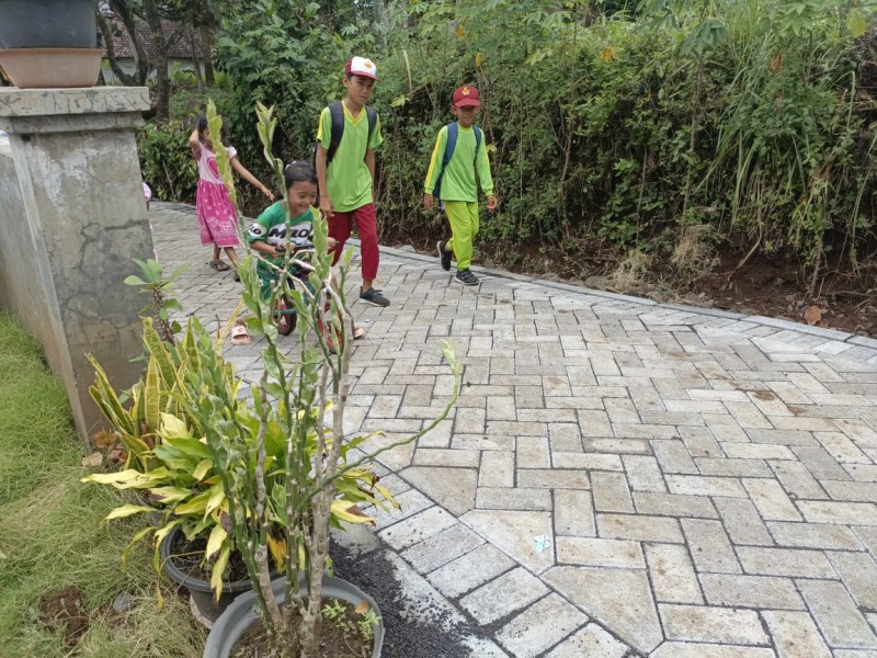 Anak-Anak Dusun Klagin Ceria Pulang Sekolah Lewati Jalan Paving TMMD Ke-128