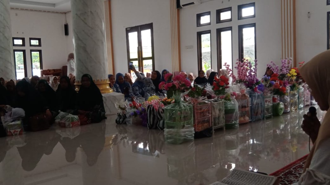 Ibu Ibu Pengajian Masjid Al Mukhsinin Talang Jangkang Gelar Maulid