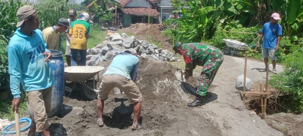 Sertu Witono Gotong-Royong Perbaiki Irigasi Desa Tanggungan
