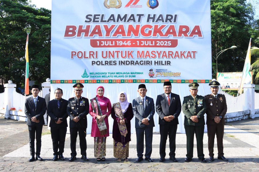 HUT Bhayangkara ke-79, Bupati Inhil Berikan Penghargaan  Kepada Polri yang berdikasi dan Berprestasi
