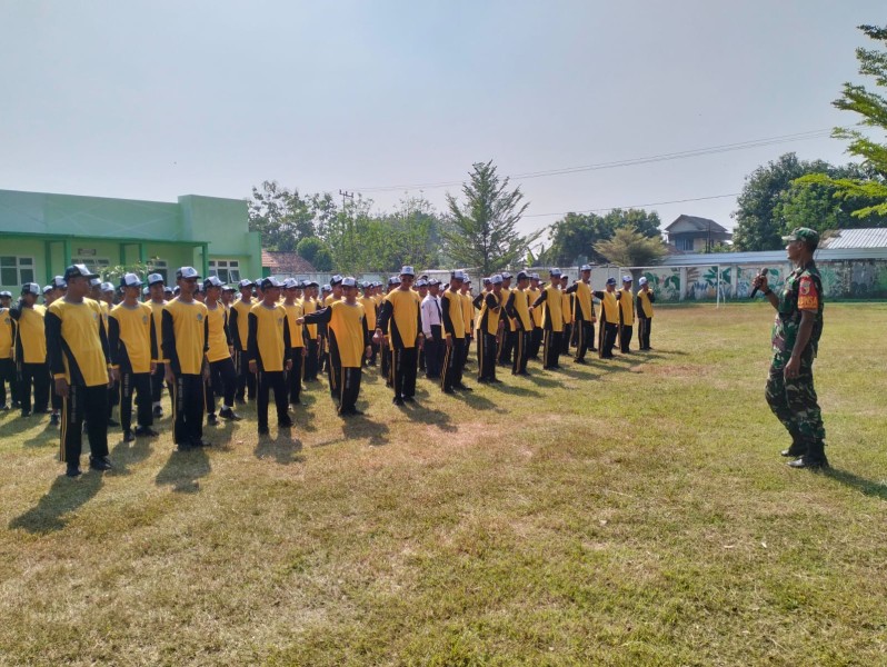 Serka Salih Latih Gerak Jalan Siswa SMPN 1 Gudo
