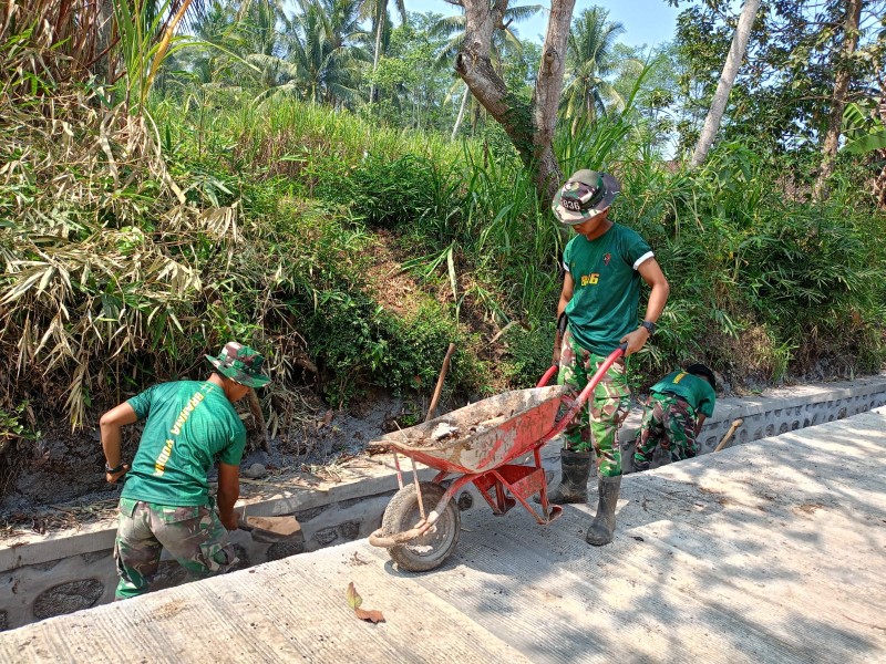 Kehangatan Satgas TMMD ke-129 Terjalin di Tengah Masyarakat, Personel Luangkan Waktu Bersama Anak-anak