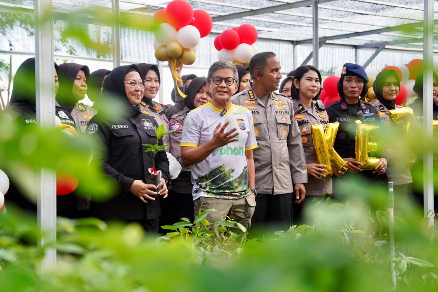 Polwan Polda Riau Ajak Rocky Gerung ke Bank Pohon, Rayakan HUT ke-77 dengan Pesan Etika Kepedulian