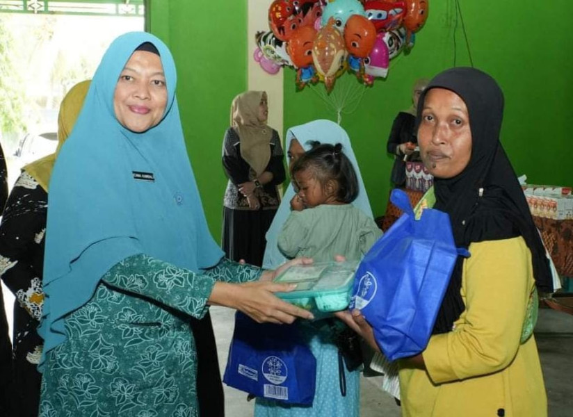 Peduli Generasi Penerus Bangsa, Ketua TP-PKK Kampar Berikan Makanan kepada Anak Stunting