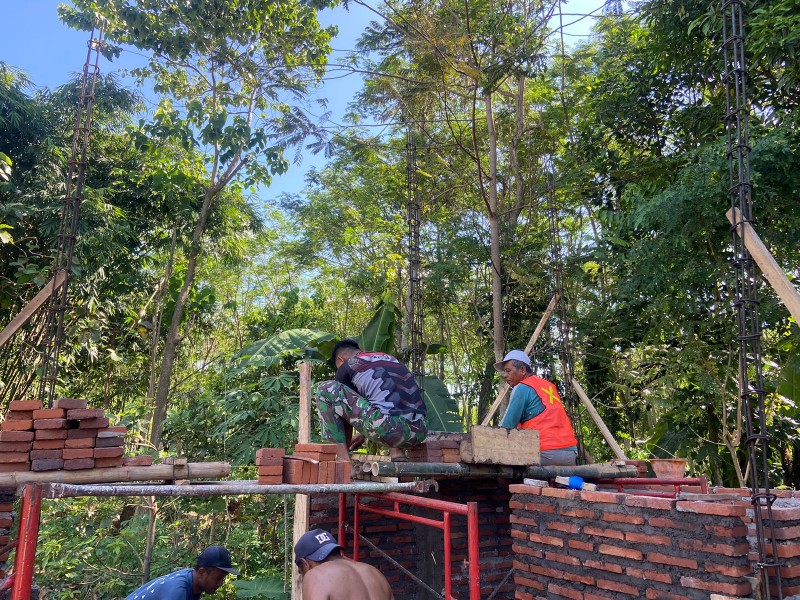 Pembangunan Musholla Baiturrohim TMMD Ke-128 di Brabe Capai 50 Persen, Warga Gotong-Royong Bersama Satgas