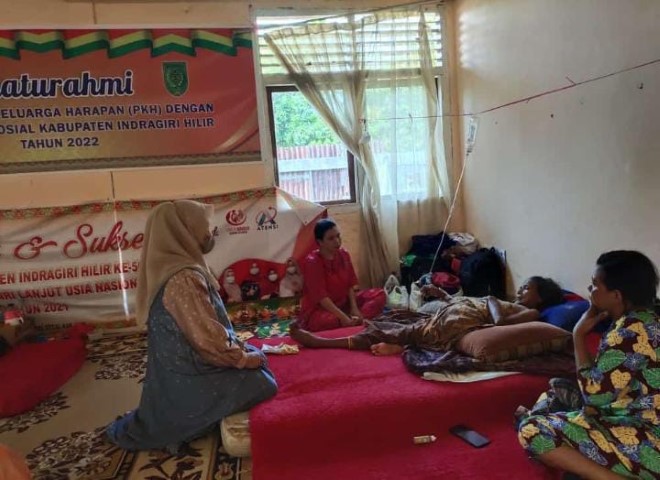 Kadinsos Inhil Jenguk Pasien Asal Gaung