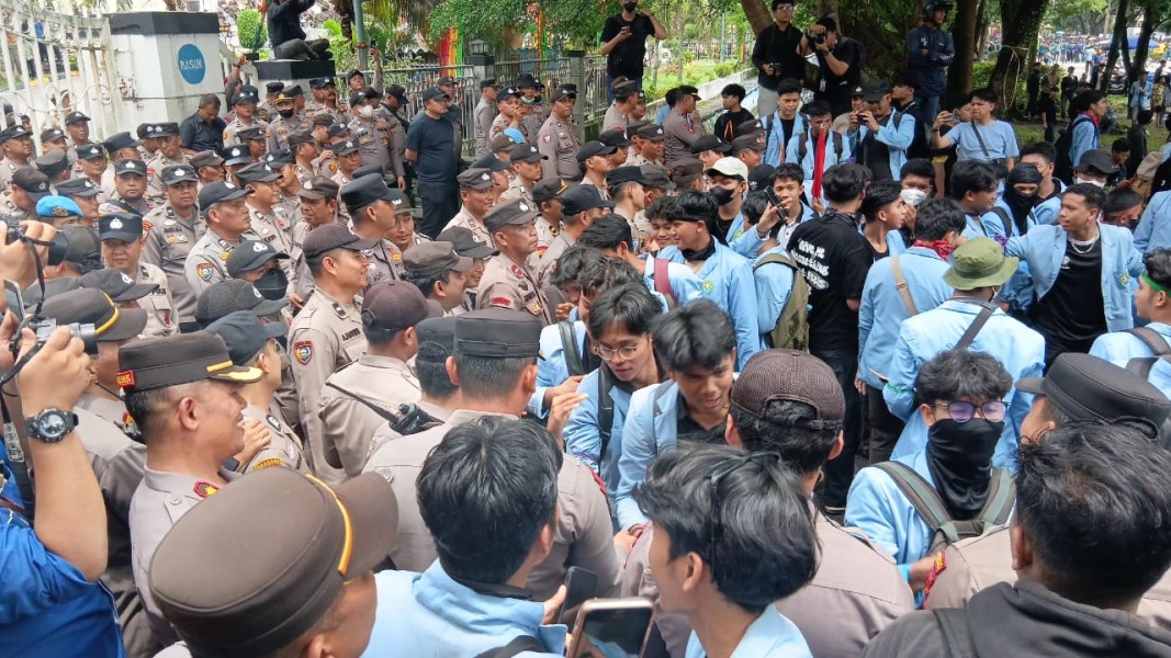 Demo Mahasiswa di DPRD Riau Berlangsung Damai, Mahasiswa dan Polisi Bersalaman