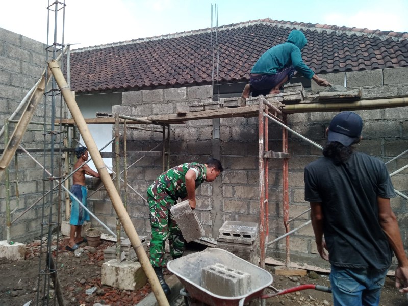 Koramil Kabuh Bersama Warga Lakukan Gotong-Royong Pembangunan Rumah di Wilayah Teritorial