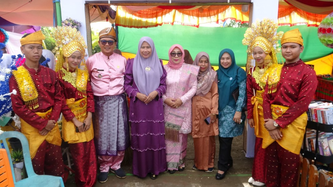 Wakil Bupati Indragiri Hilir Yuliantini lepas pawai ta'aruf dan buka bazar TP PKK pada pembukaan MTQ tingkat Kecamatan Kuindra