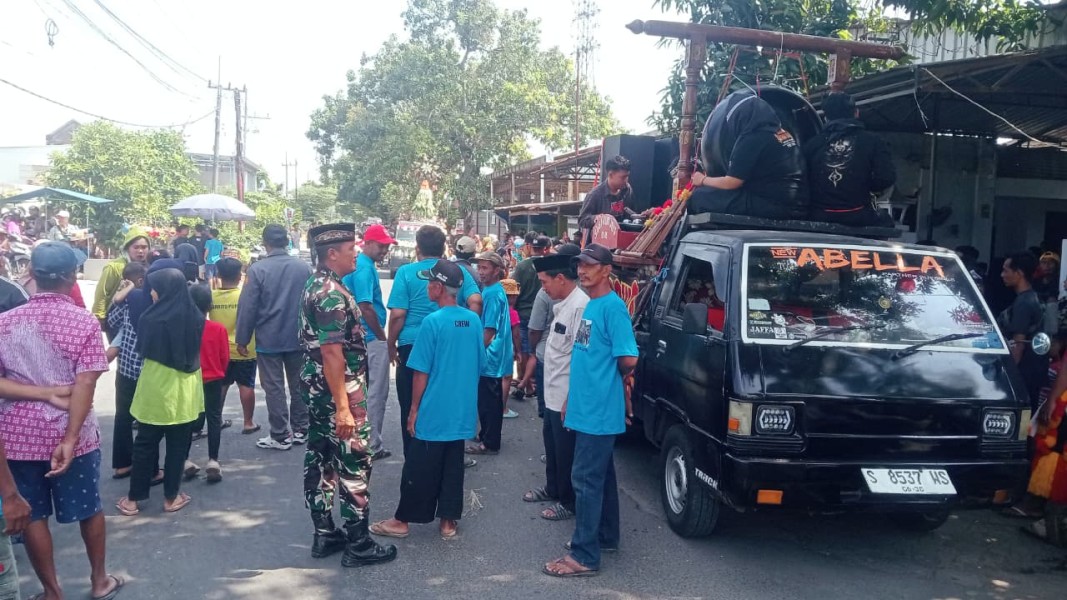 Babinsa Koramil Tembelang Dampingi Kirab Karnaval Budaya Sedekah Bumi di Desa Mojokrapak