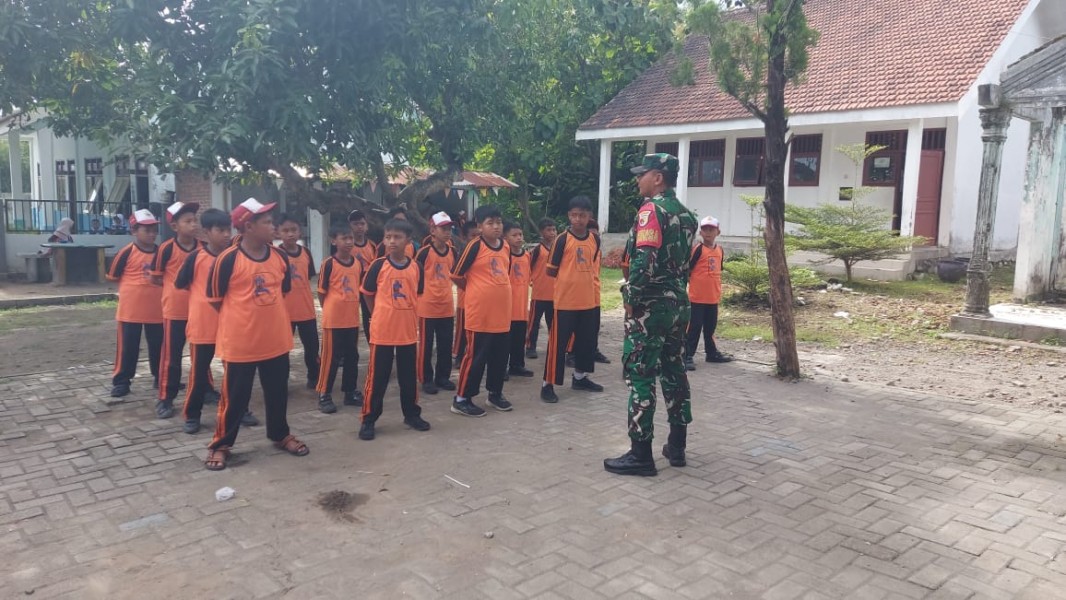 Babinsa Serda Juang Febri Beri Pelatihan Kedisiplinan