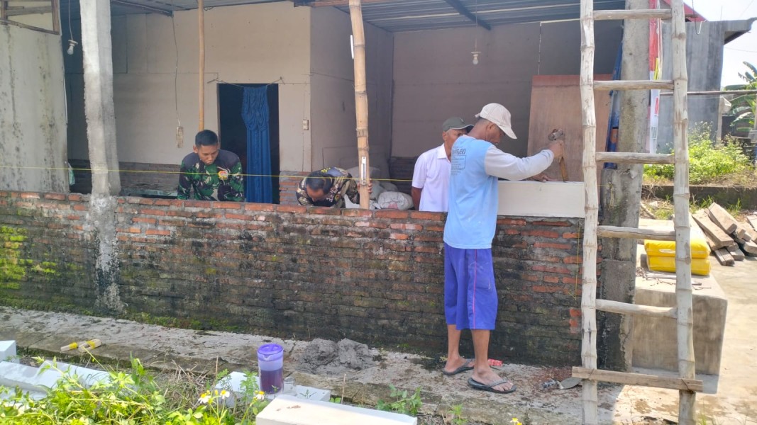 Koptu Hasta Gotong-Royong Rehab Rumah Tidak Layak Huni Milik Warga Desa Peterongan