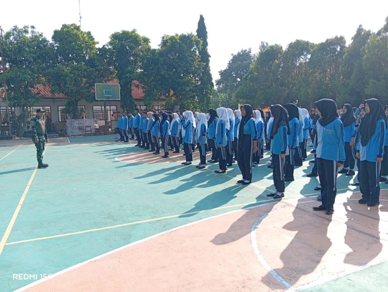 Serka Eko Harianto Latih PBB dan Wasbang Pelajar SMAN Plandaan
