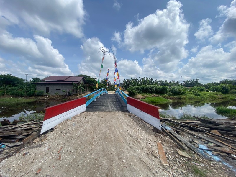 Polsek Kempas Rampungkan Renovasi Jembatan Menuju SD 012 Rumbai Jaya