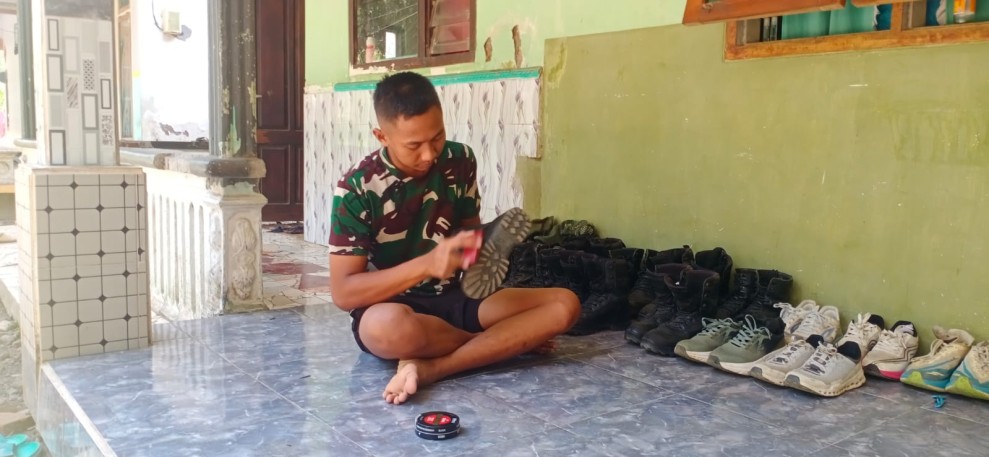 Menjelang Penutupan TMMD, Prada Tri Dani Bersihkan Perlengkapan dan Siapkan Diri Kembali ke Satuan
