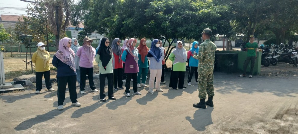 Anggota Koramil Mojoagung Berikan Pelatihan Gerak Jalan kepada IGTKI