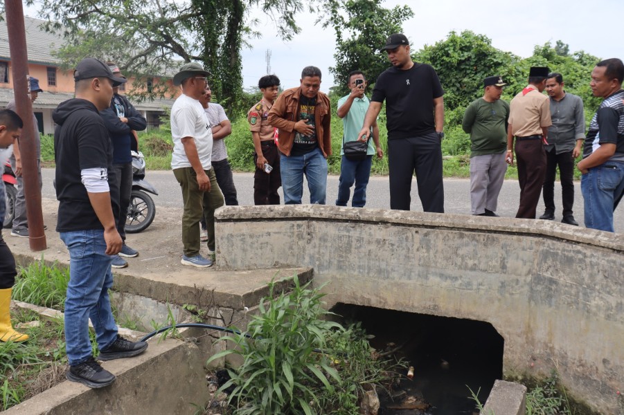 Penanganan Pasca Banjir, Bupati Ade Pimpin Gotong Royong di Pematang Reba