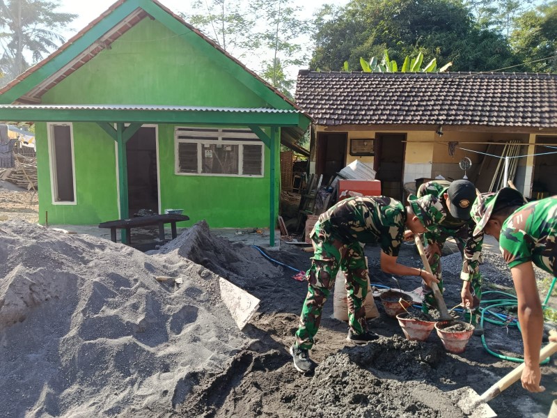 Pemasangan Keramik RTLH Ibu Tuha Terus Dikebut, Satgas TMMD Percepat Tahap Finishing