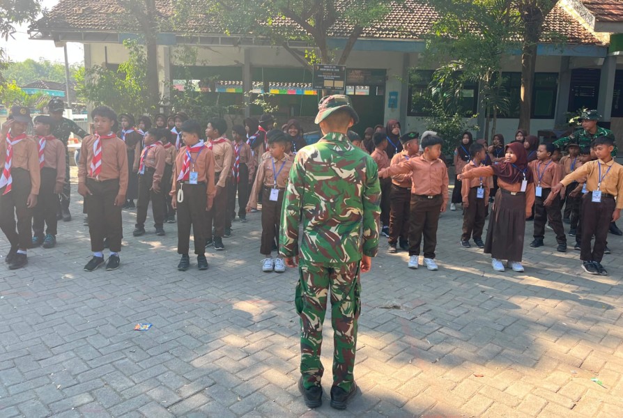 Bentuk Karakter Sejak Dini, Satgas TMMD 129 Bojonegoro Latih Baris Berbaris Siswa SD Kesongo