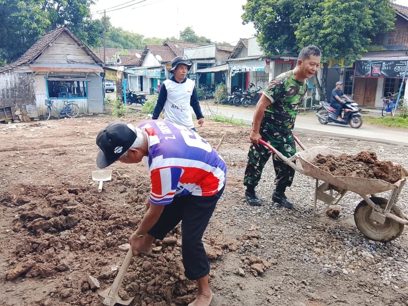Babinsa Koramil Mojowarno Gelar Karya Bakti di Desa Mojoduwur